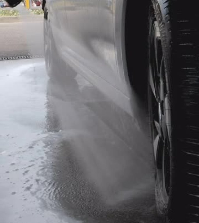 洗车时的动力清洗车