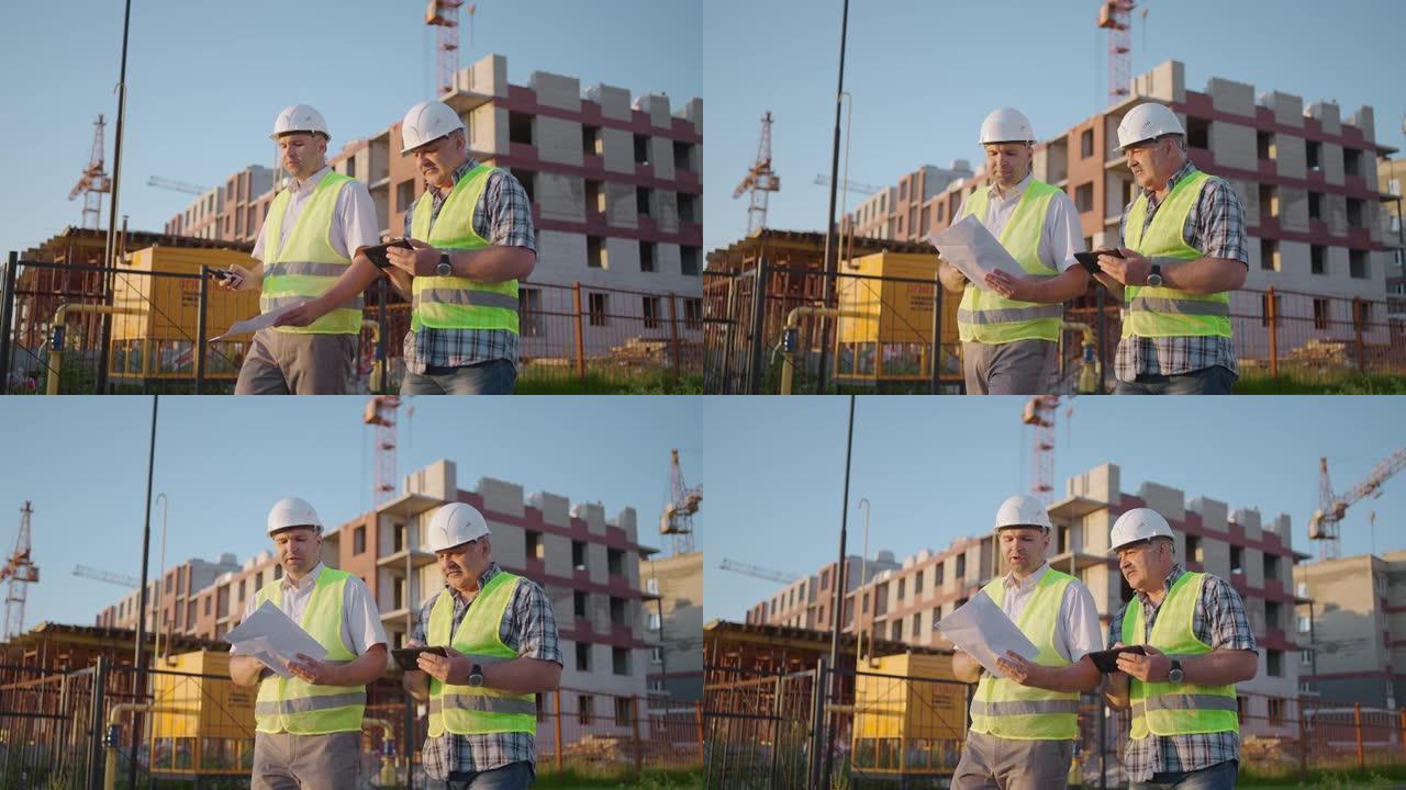 两名工程师在建筑工地上讨论项目，一名在日落时戴着头盔的工人