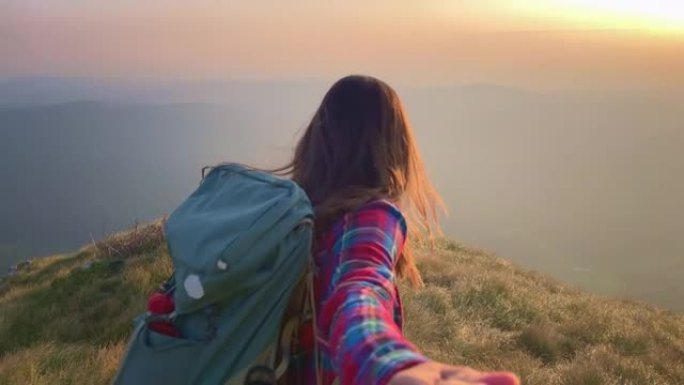 SLO MO POV女徒步旅行者带领男友从山顶看日落