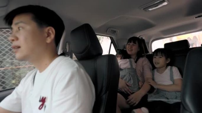 亚洲家庭小家庭开心旅游度假乘车