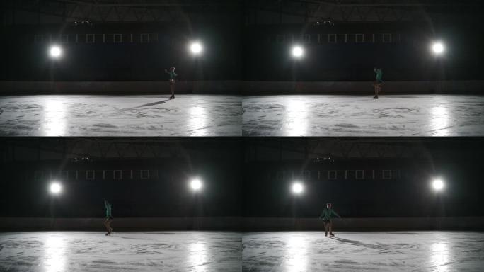 十几岁的女孩正在为花样滑冰比赛做准备，初级女运动员正在黑暗的体育场滑冰，与明亮的拱腹对抗