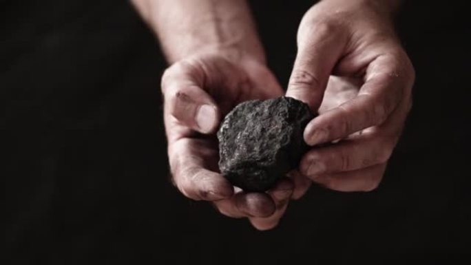一名矿工展示了他手中的煤块。