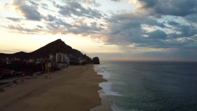 海岸线和太平洋冲浪的空中风景