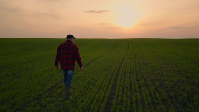 日落时分，年长的男性拖拉机农夫在下班后以慢动作走过田野