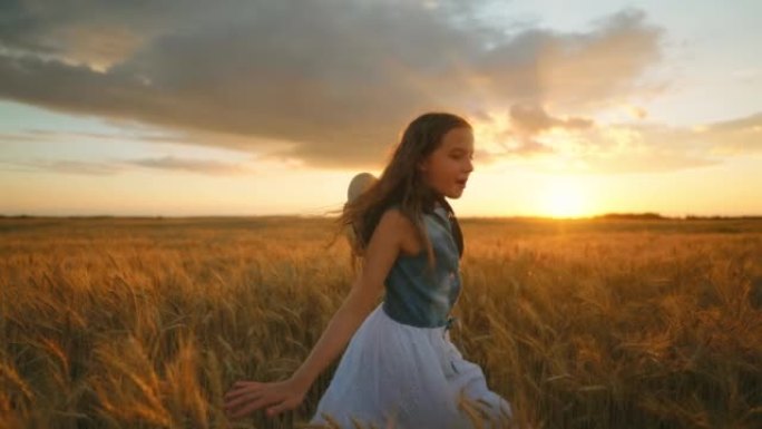 无忧无虑的童年时光，小女孩走在夏日夕阳下美丽的金色黑麦田里