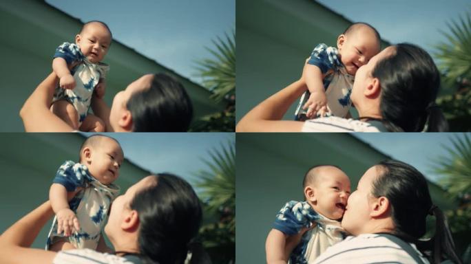 微笑的男婴在和妈妈玩耍时享受。