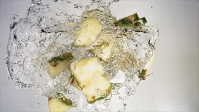 爆炸菠萝和爆裂水和切片的超慢动作