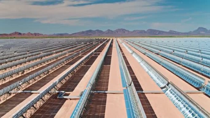 亚利桑那州太阳能发电场上的抛物线槽排空中