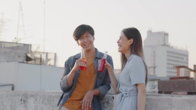 年轻的亚洲夫妇一起在屋顶上闲逛。