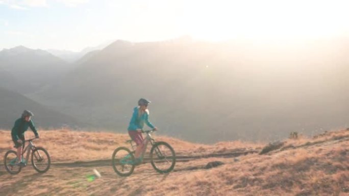 山地车手穿越山脊峰，到达山顶十字路口