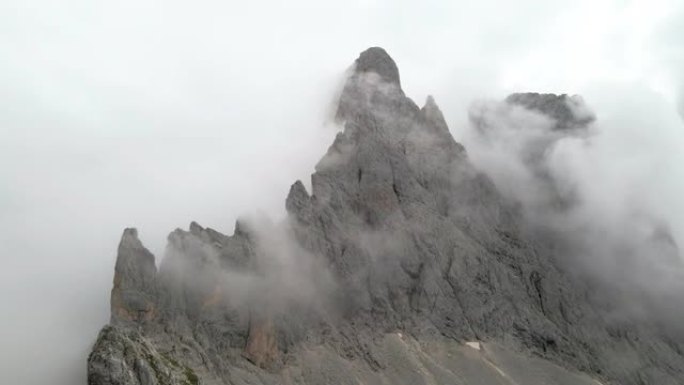 飞越山峰的鸟瞰图高空