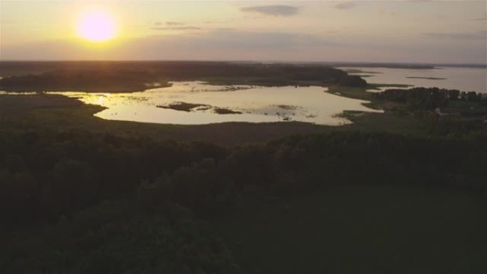宁静的风景。波兰马苏里亚地区的日落湖。夏天，无人机景观