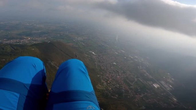 滑翔伞时的山景，腿可见