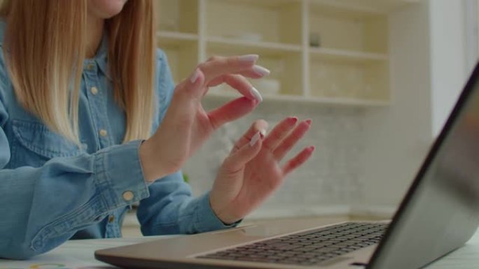 视频通话中女性手与聋人手语交流的特写