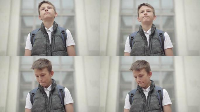沮丧的高加索男生抬头叹息的肖像。悲伤的男孩不得不去学校学习。不愿意学习的孩子。教育和生活方式。