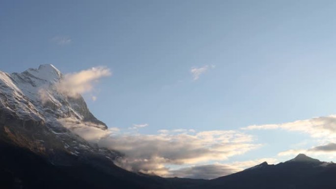 雪山山脉的风景，云层散开