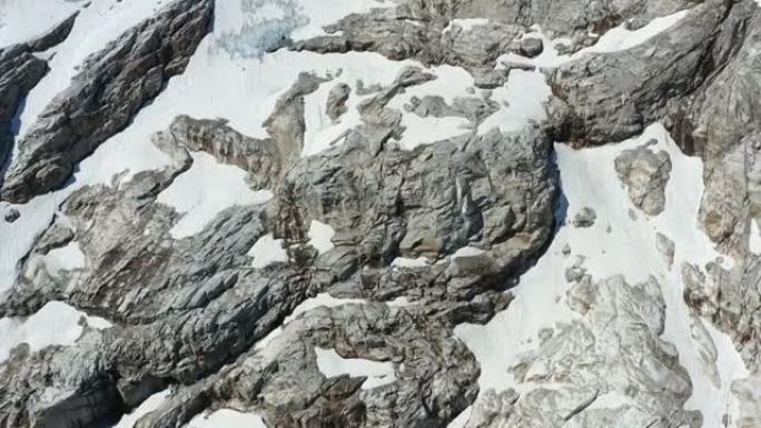 从上面看雄伟的阿尔卑斯山。覆盖着冰山和雪的岩石