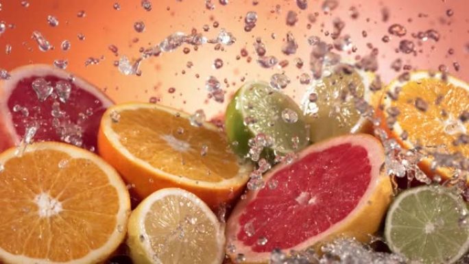 慢动作拍摄柑橘类水果和水溅过柠檬，酸橙，葡萄柚片