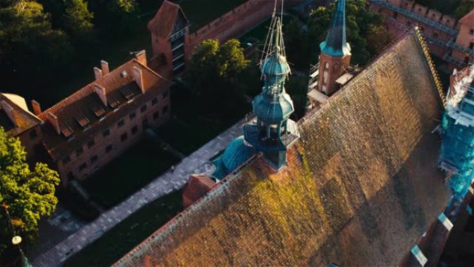 波兰Frombork古城鸟瞰图。哥白尼博物馆的特写