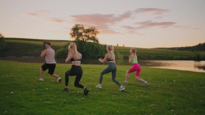 公园集体健身练习，三个金发女人蹲在地上，训练臀部肌肉