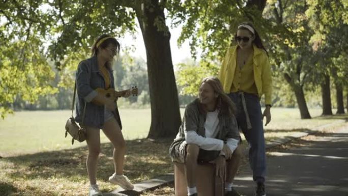 一群积极的嬉皮士朋友在阳光明媚的夏日路上搭便车。快乐放松的高加索男女在20世纪60年代旅行。背包客喜