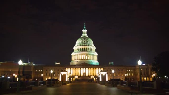夜间的美国国会大厦，通常被称为国会大厦，是美国国会和美国联邦政府立法部门的所在地。美国华盛顿。