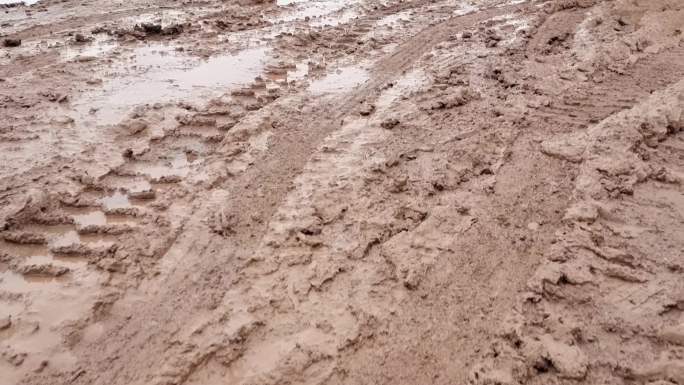 雨泥浆路泥土渣路泥泞道路雨天湿天黄泥土路