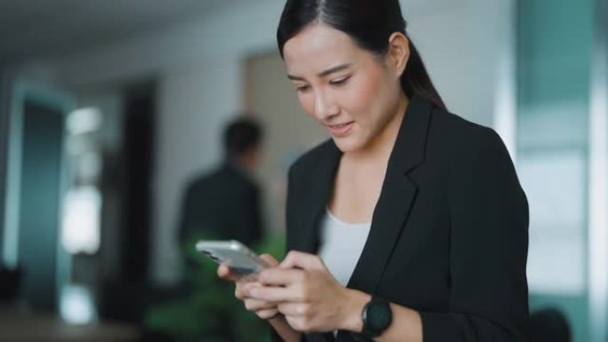 亚洲女商人使用智能手机