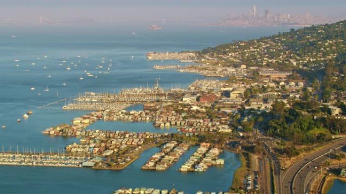 远处与旧金山市中心的卡帕斯游艇港上空