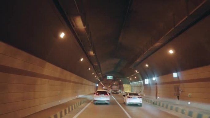 汽车在公路隧道中行驶