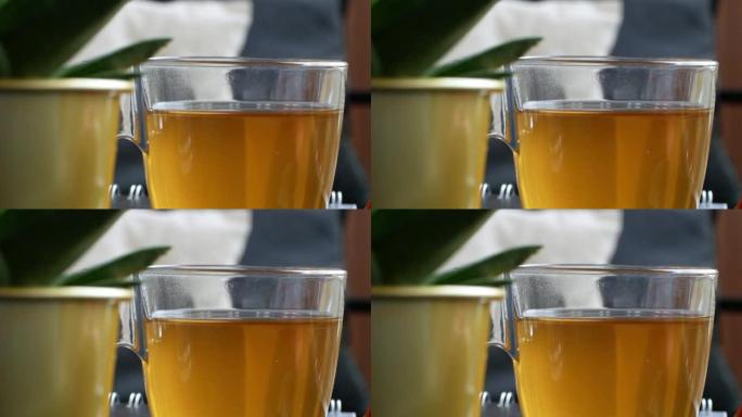 茶碟上热茶的特写镜头，慢动作。