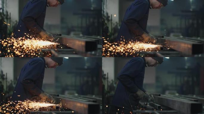 人在工作圆锯。火花从铁水中飞出。人在钢铁上努力工作。慢动作。钢铁工作产生的火花。
