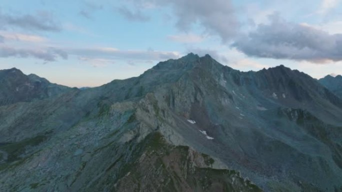 日落时高山落基山脉的空中无人机视图