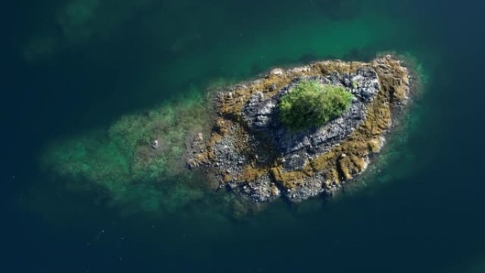空中无人机拍摄湖中小岛