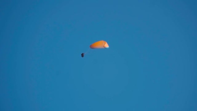 蓝天中的滑翔伞。在印度喜马al尔邦Manali的滑翔伞上飞行的运动员。夏季在马纳利的冒险活动。
