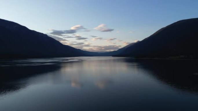 山湖宁静时刻的空中风景