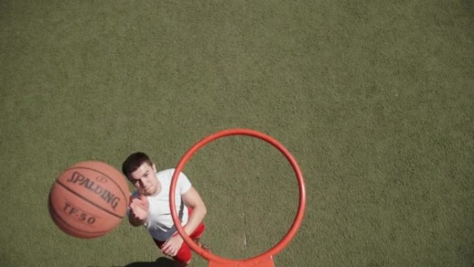 穿着运动服装打篮球和进球的人的俯视图