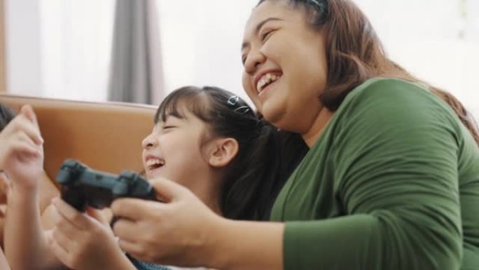 一家人一起玩电子游戏时玩得很开心。