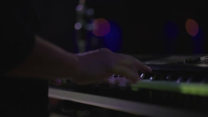 音乐家在音乐会上演奏键盘