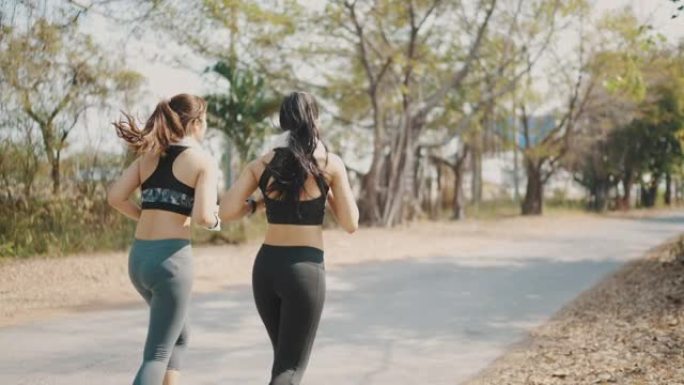 两个女性友谊在公园里一起奔跑