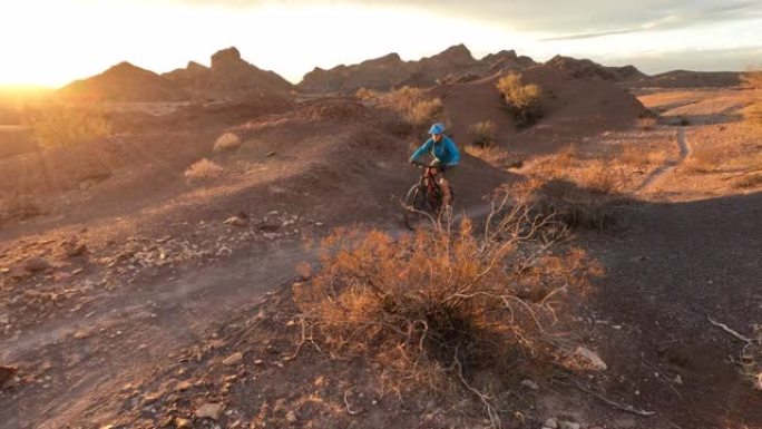 女山地自行车手在日落时分享受沙漠之旅