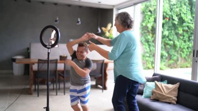 祖母和孙子在家跳舞