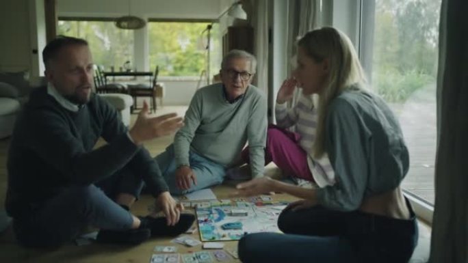 一家人一起玩棋盘游戏。夫妻为比赛争吵。