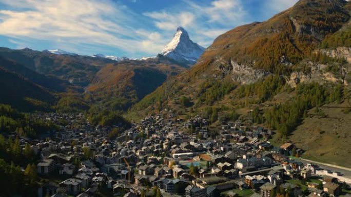 Zermatt和Matterhorn在秋天的空中前进