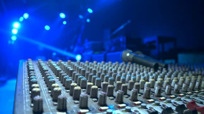 舞台灯光控制和声音控制，没有人。