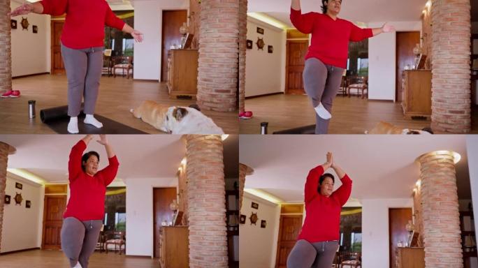 中年超重的拉丁美洲妇女在家中慢动作做瑜伽练习