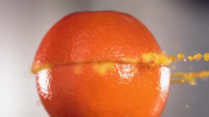 半橙色掉落并溅到白色厨房背景上。食物悬浮概念。慢动作
