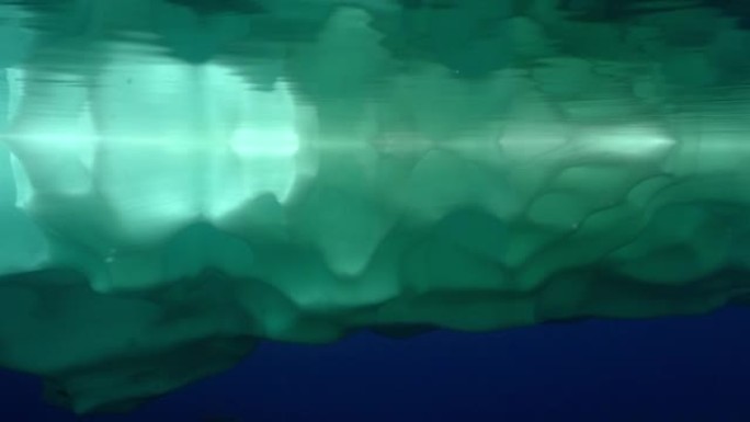 漂浮在水中的冰川的水下视图