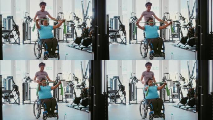 物理治疗师帮助残奥会运动员康复和轮椅康复。私人教练与残疾超重女性患者进行伸缩带运动，以提高活动能力和