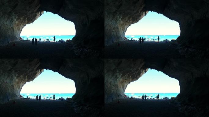 卡拉露娜海滩著名洞穴内